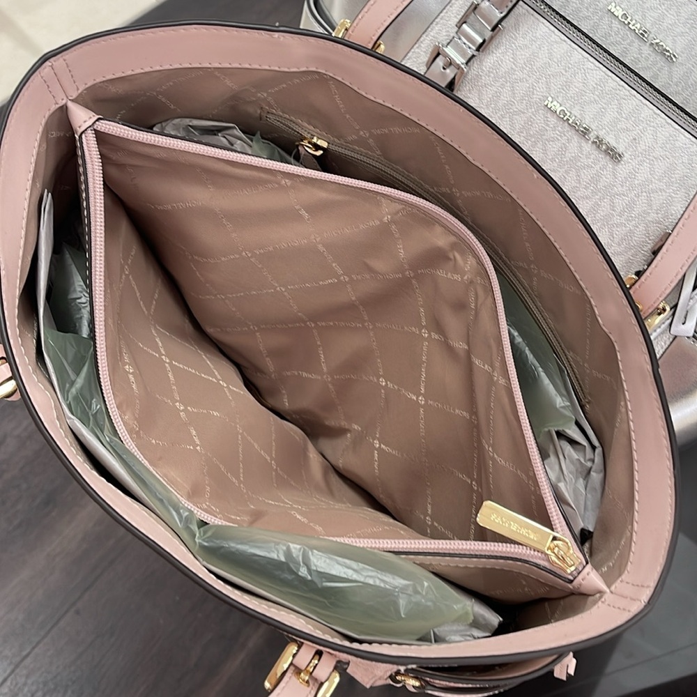 Michael Kors Voyager Lg Color-Block Signature Logo Tote Bag
Powder Blush Multi - Picture 10 of 16